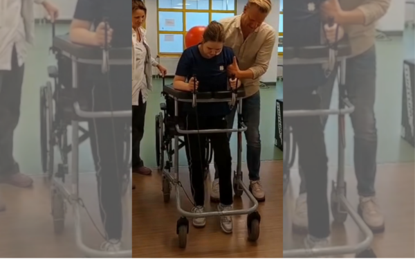 Lisa zet na een jaar haar eerste stappen.