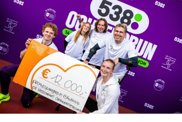 Vijf klanten van De Hoogstraat met een cheque van €12.000 bij de 538 Ochtendrun.